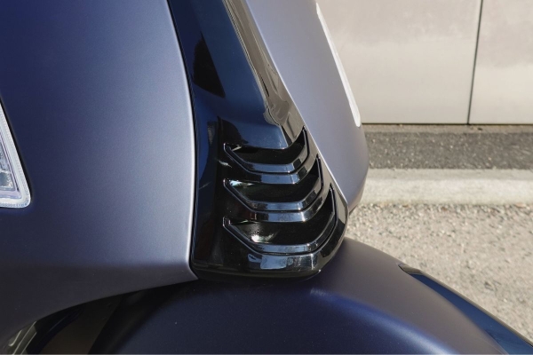 Kaskadeneinsatz schwarz glänzend für Vespa NEW GTS 125/300 Modell 2023